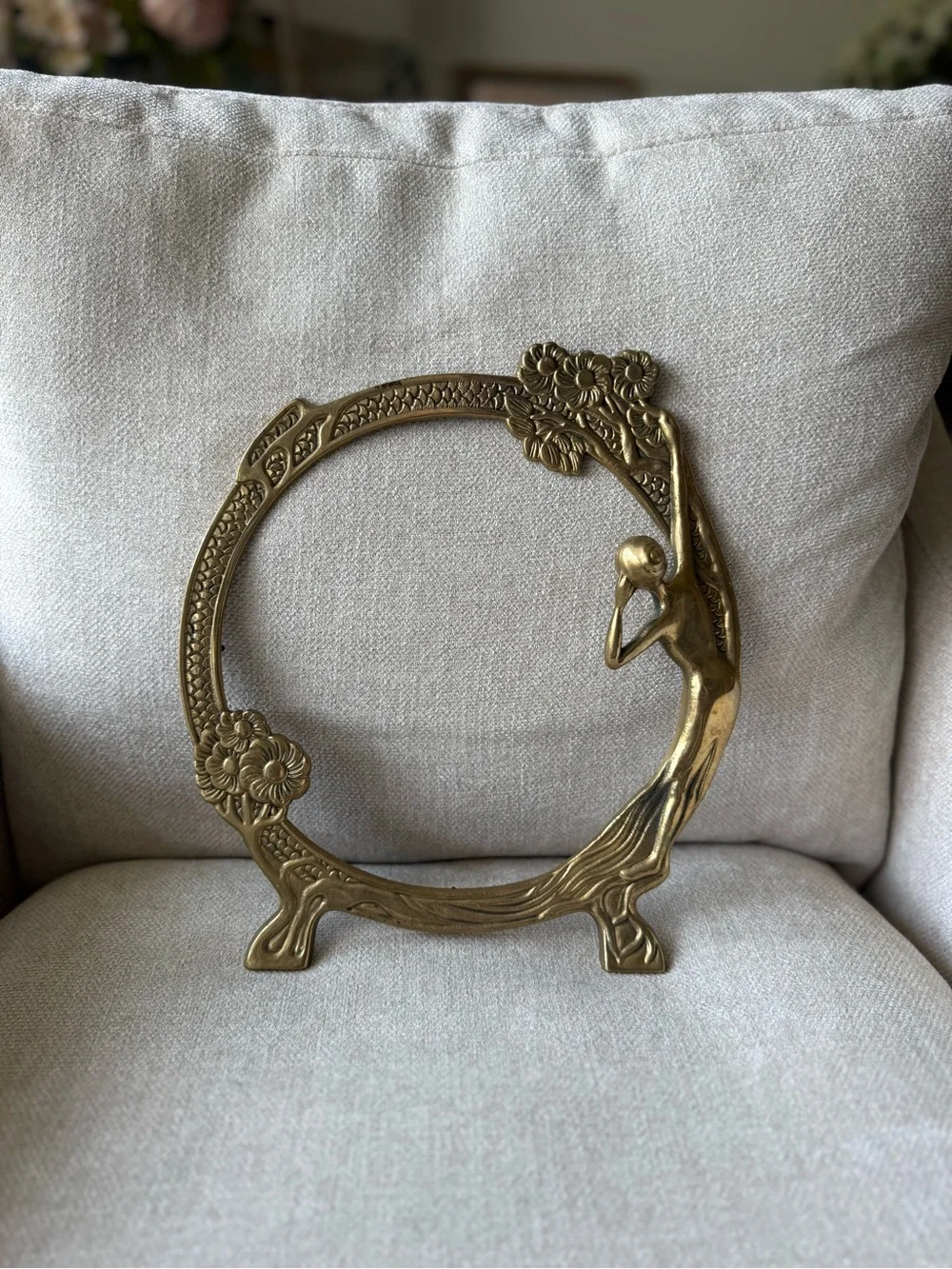 N/A ornate round